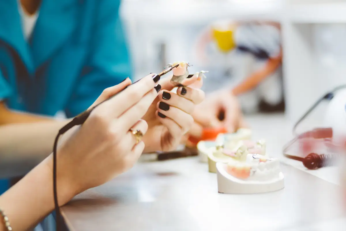 Remplacement d'un crochet de prothèse dentaire